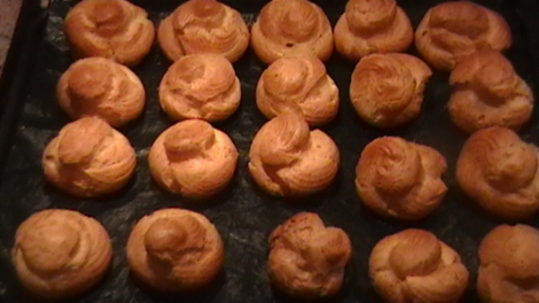 Pyramída z profiteroles s chrenovým krémom (fotorecept) - obrázok 4