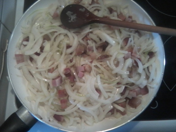 Cibuľovo-slaninové slimáky z kysnutého cesta (fotorecept). - obrázok 4