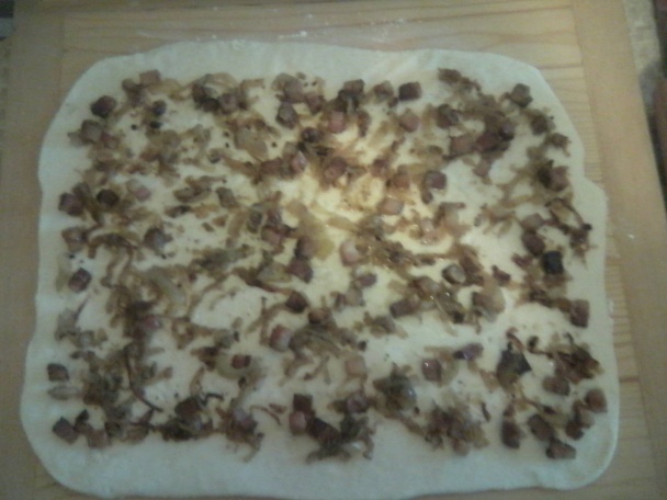 Cibuľovo-slaninové slimáky z kysnutého cesta (fotorecept). - obrázok 6