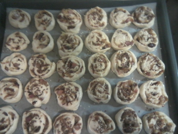 Cibuľovo-slaninové slimáky z kysnutého cesta (fotorecept). - obrázok 8