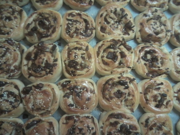 Cibuľovo-slaninové slimáky z kysnutého cesta (fotorecept). - obrázok 9