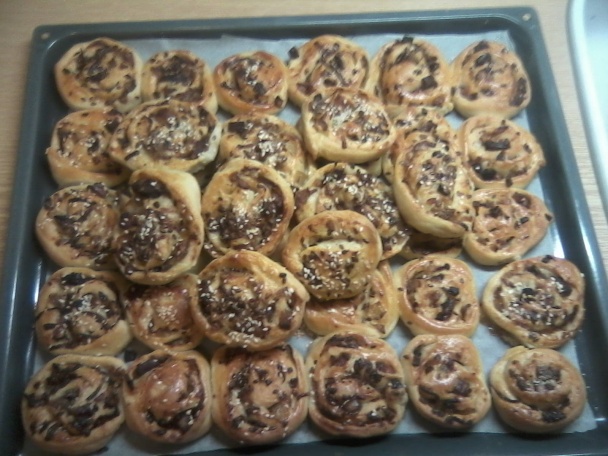 Cibuľovo-slaninové slimáky z kysnutého cesta (fotorecept). - obrázok 10