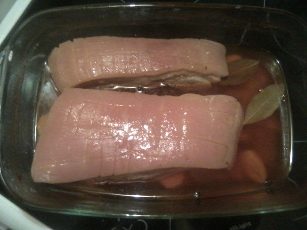 Seriál na pokračovanie - diel VI. Konfitovaný paprikový bôčik plnený klobásou (fotorecept) - obrázok 5