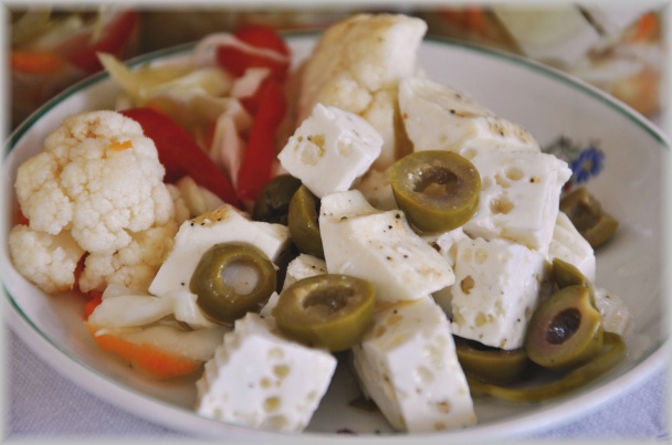 Nakladaný kozí syr s olivami a čerstvou zeleninou - obrázok 3