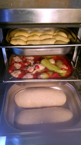 Plnená paprika s kysnutou knedľou a pečené slivkové buchty - obrázok 2