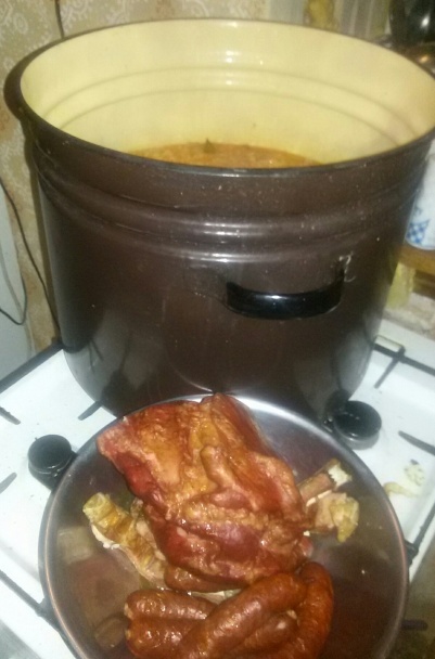 Vianočná večera - kapustnica, vyprážaná ryba a zemiakový šalát - obrázok 1