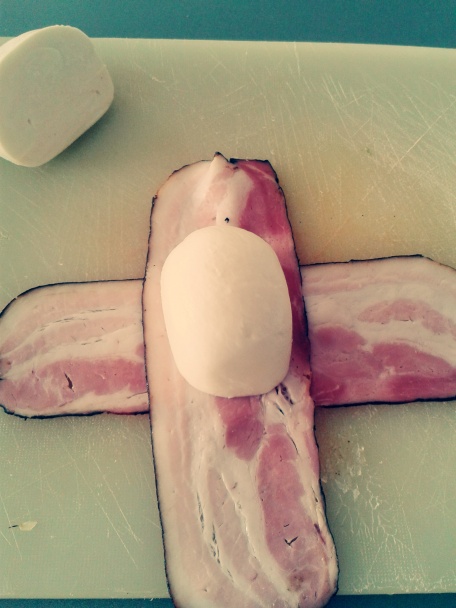 Mozzarella pečená v slanine na šalátiku so zálievkou vinaigrette - obrázok 3