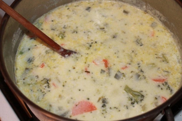 Ľubkina najúžasnejšia brokolicová polievka so syrom - obrázok 4