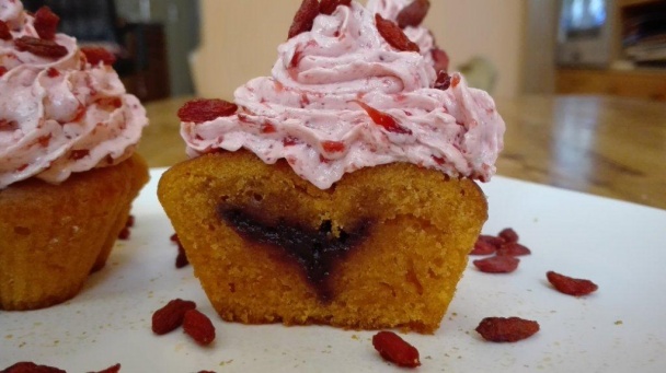 Výborné paradajkové cupcakes s jahodovým prekvapením - obrázok 1