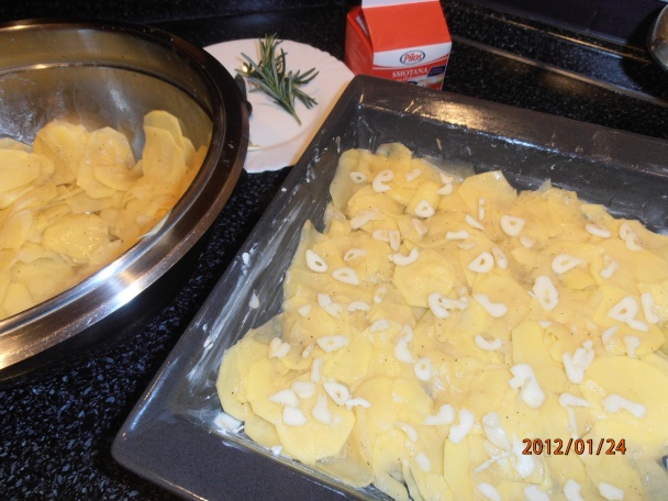 Gratinované zemiaky s cesnakom (fotorecept) - obrázok 2