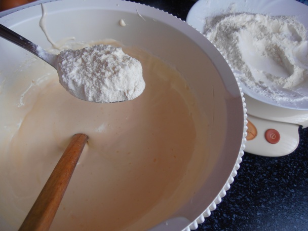 Čučoriedkovo-tvarohové rezy so šľahačkou - obrázok 2