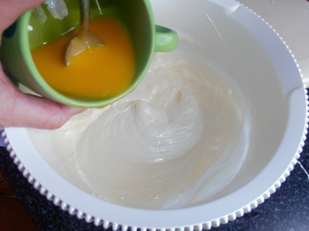 Čučoriedkovo-tvarohové rezy so šľahačkou - obrázok 1