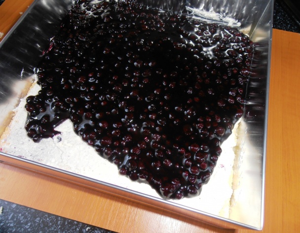 Čučoriedkovo-tvarohové rezy so šľahačkou - obrázok 5