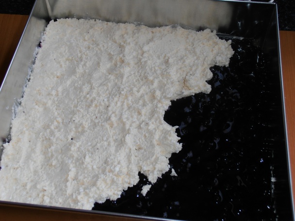 Čučoriedkovo-tvarohové rezy so šľahačkou - obrázok 6