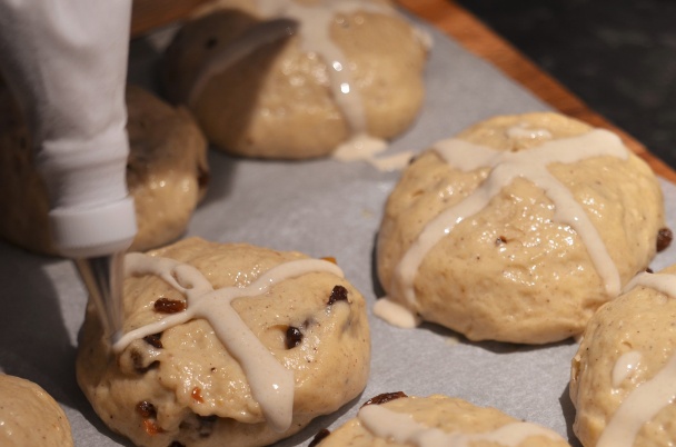 Hot Cross Bun - horúca krížová buchta (fotorecept)  - obrázok 4