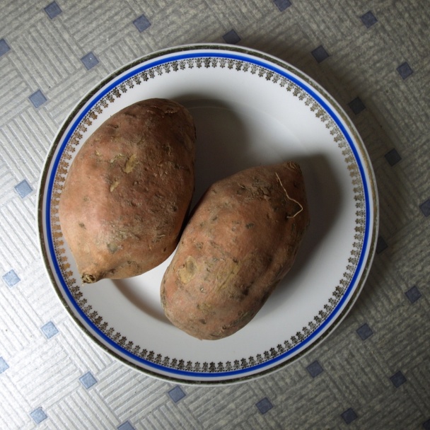 Jednoduché chutné pečené batáty s uhorkovým šalátom (fotorecept) - obrázok 1