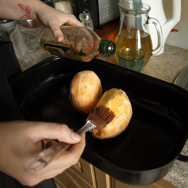 Jednoduché chutné pečené batáty s uhorkovým šalátom (fotorecept) - obrázok 3