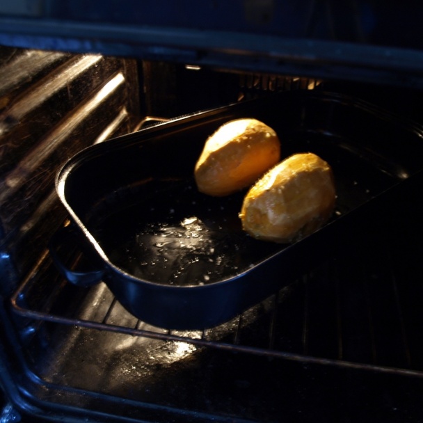 Jednoduché chutné pečené batáty s uhorkovým šalátom (fotorecept) - obrázok 5