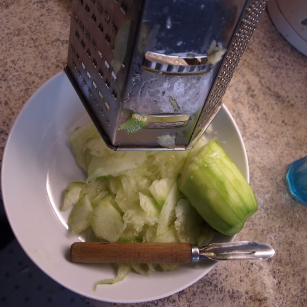 Jednoduché chutné pečené batáty s uhorkovým šalátom (fotorecept) - obrázok 6