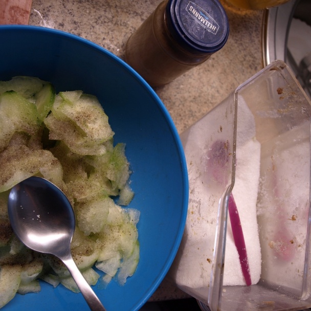 Jednoduché chutné pečené batáty s uhorkovým šalátom (fotorecept) - obrázok 7