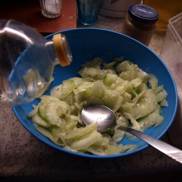 Jednoduché chutné pečené batáty s uhorkovým šalátom (fotorecept) - obrázok 8