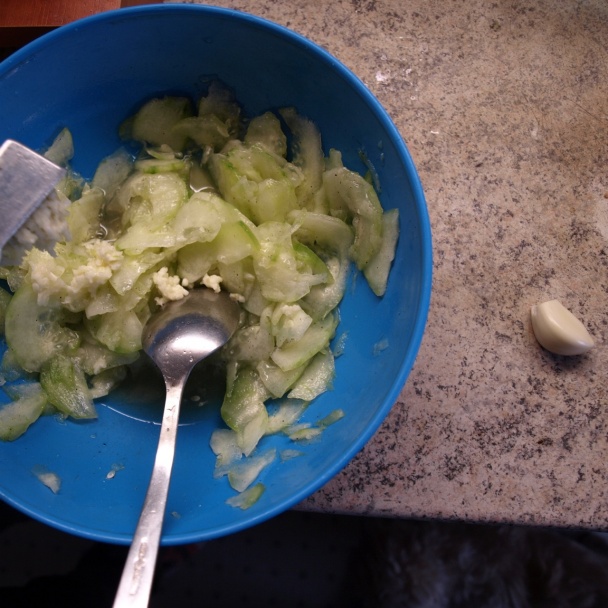 Jednoduché chutné pečené batáty s uhorkovým šalátom (fotorecept) - obrázok 9