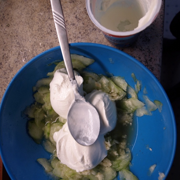 Jednoduché chutné pečené batáty s uhorkovým šalátom (fotorecept) - obrázok 10