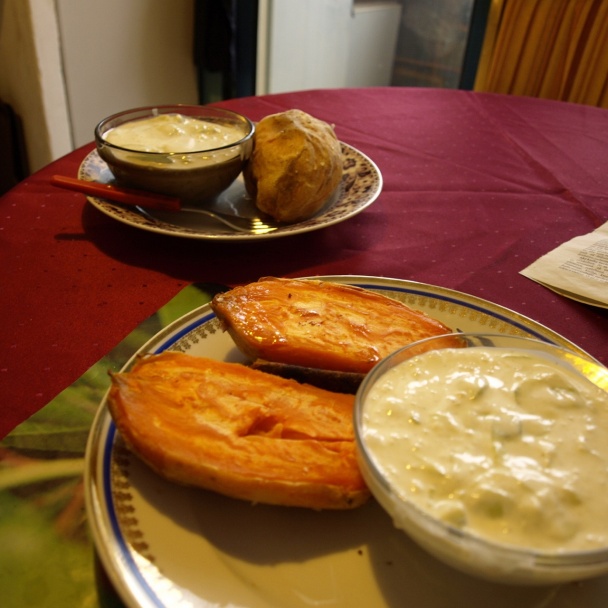 Jednoduché chutné pečené batáty s uhorkovým šalátom (fotorecept) - obrázok 12