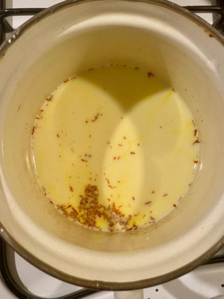Lussekatter - švédske šafránové svätolucijské esíčka z kysnutého cesta (fotorecept) - obrázok 1