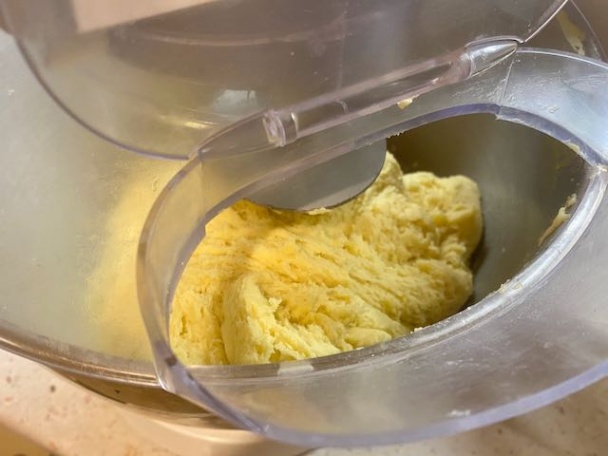 Lussekatter - švédske šafránové svätolucijské esíčka z kysnutého cesta (fotorecept) - obrázok 4