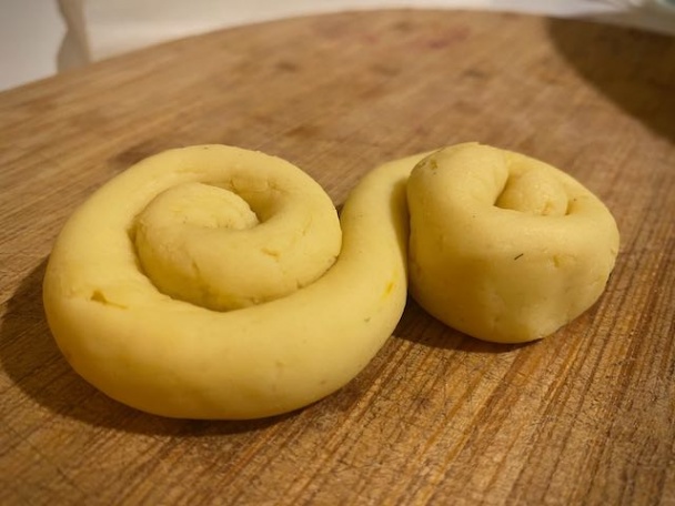 Lussekatter - švédske šafránové svätolucijské esíčka z kysnutého cesta (fotorecept) - obrázok 7
