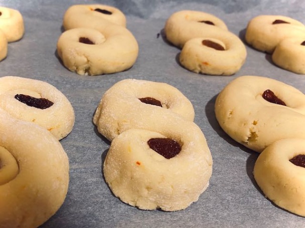 Lussekatter - švédske šafránové svätolucijské esíčka z kysnutého cesta (fotorecept) - obrázok 8