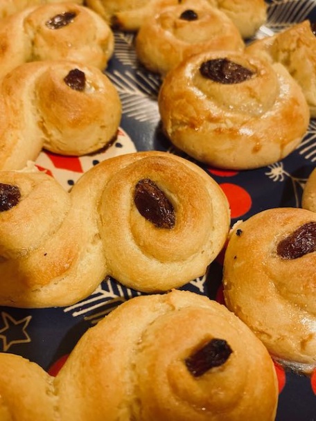 Lussekatter - švédske šafránové svätolucijské esíčka z kysnutého cesta (fotorecept) - obrázok 9