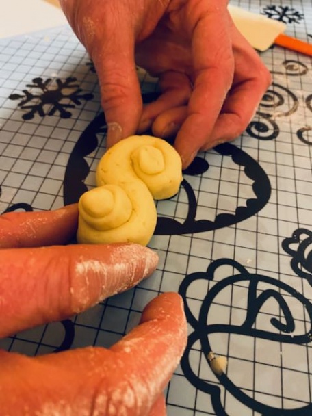 Lussekatter - švédske šafránové svätolucijské esíčka z kysnutého cesta (fotorecept) - obrázok 6