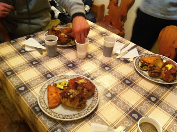 Zemiakový ježko s klobáskou a syrom - obrázok 3