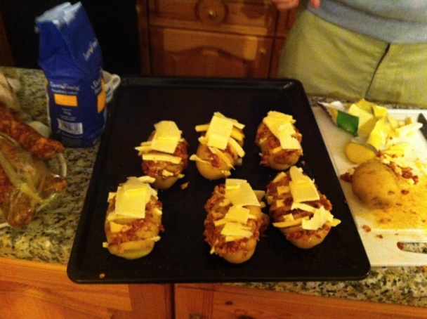 Zemiakový ježko s klobáskou a syrom - obrázok 1