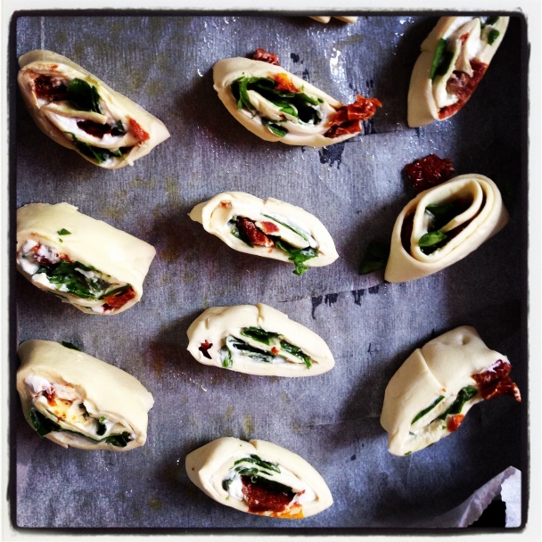 Slimáky so šušenými paradajkami, kozím syrom a špenátom - obrázok 3