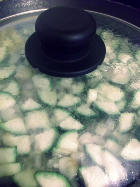 Cuketovo-rajčinová omáčka a cestoviny  - obrázok 2