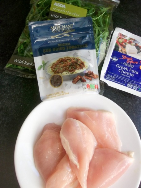 Kuracie prsia plnené fetou, sušenou paradajkou a rukolou s bazalkovo-rukolovým šalátom s medovou hor - obrázok 1