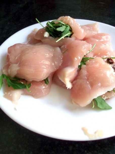 Kuracie prsia plnené fetou, sušenou paradajkou a rukolou s bazalkovo-rukolovým šalátom s medovou hor - obrázok 2