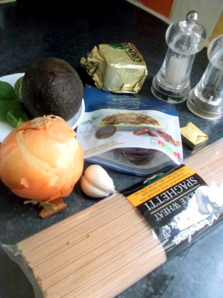 Celozrnné špagety s avokádom a sušenou paradajkou - obrázok 1