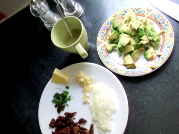 Celozrnné špagety s avokádom a sušenou paradajkou - obrázok 2