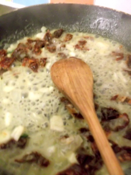 Celozrnné špagety s avokádom a sušenou paradajkou - obrázok 3