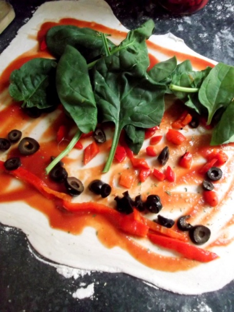 Špenátová štrúdľa s pečenou paprikou a olivami - obrázok 1