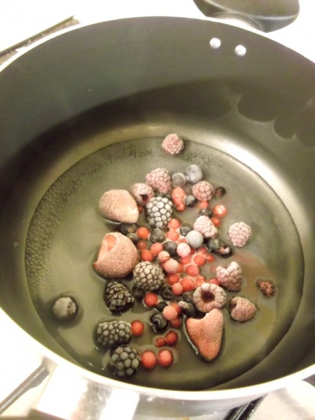 Cheesecake s bielou čokoládou a drobným ovocím - obrázok 3