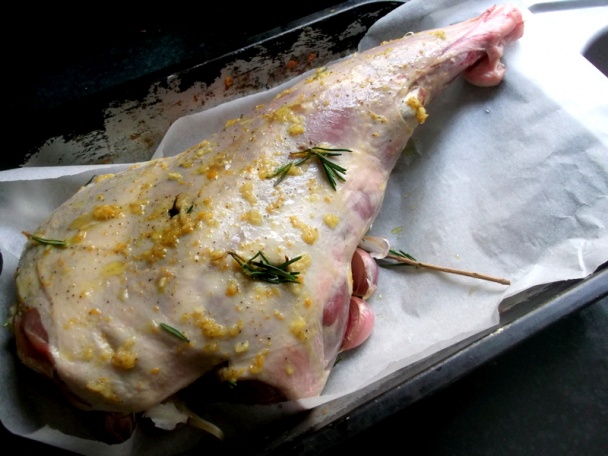 Pečené jahňacie s rozmarínom a cesnakom - obrázok 1