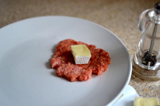 Bravčový fašírko-hamburger plnený brie  - obrázok 1