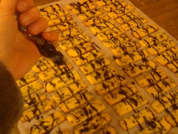 Sladké pásiky plnené čokoládovým krémom a posypané tekvicovým semienkom (fotorecept) - obrázok 7