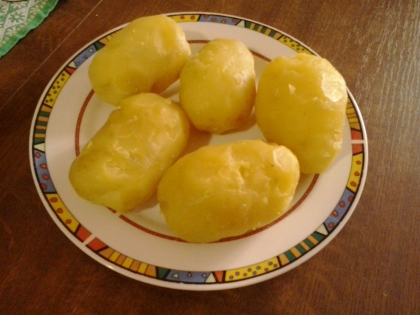 Svieži zemiakový šalát s mladými listami hrozna a púpavy (fotorecept) - obrázok 1