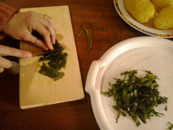 Svieži zemiakový šalát s mladými listami hrozna a púpavy (fotorecept) - obrázok 3